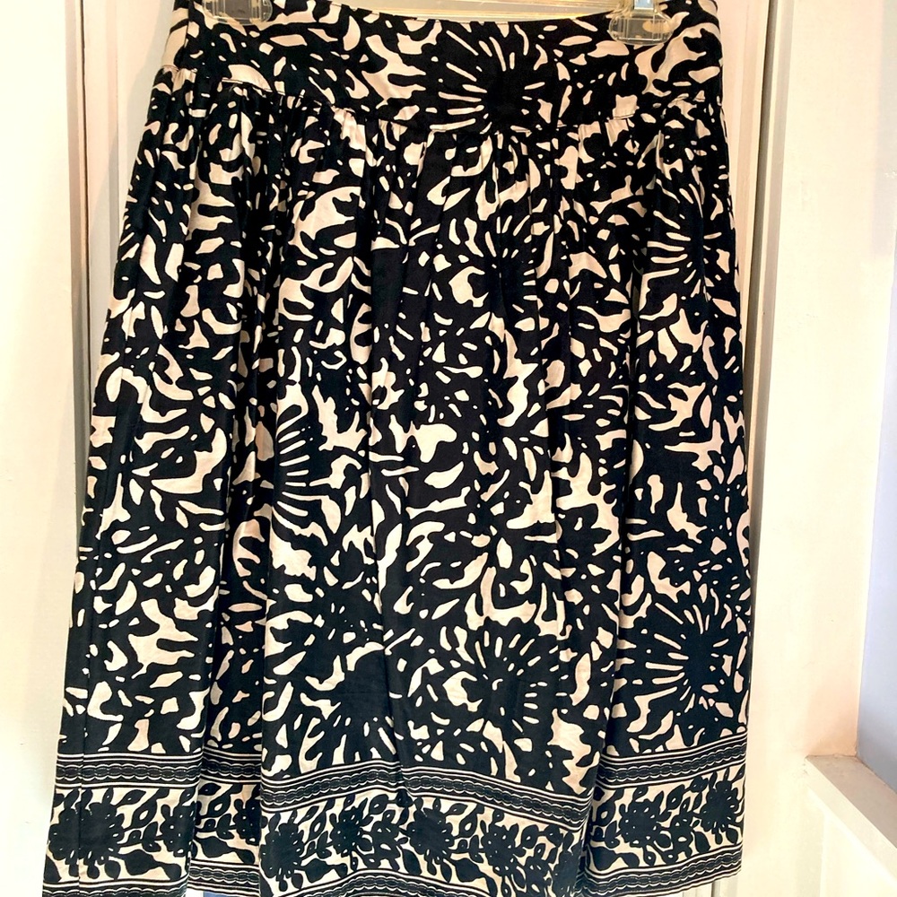 Black over taupe girly skirt in bold print